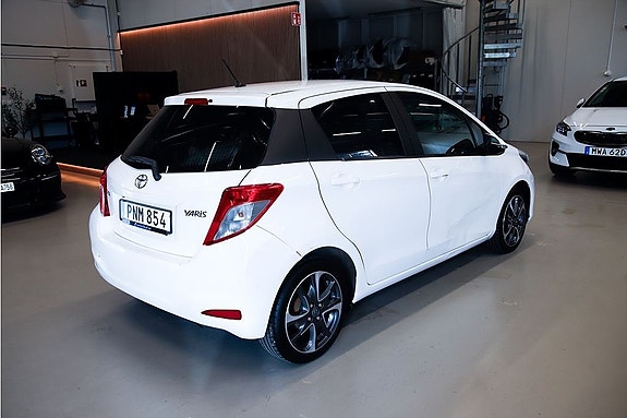 Toyota Yaris 5 of 15