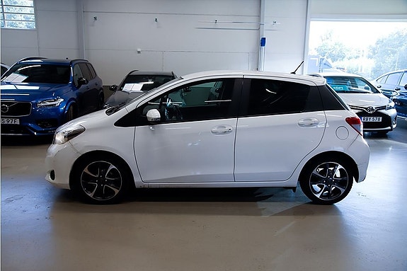 Toyota Yaris 2 of 15