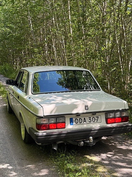 Volvo 240 3 of 8