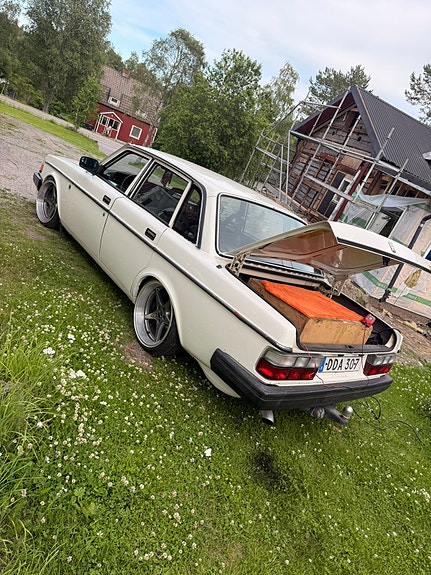 Volvo 240 2 of 8
