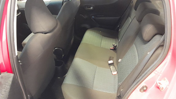 Toyota Yaris 5 of 12
