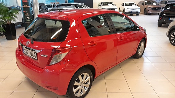 Toyota Yaris 8 of 12
