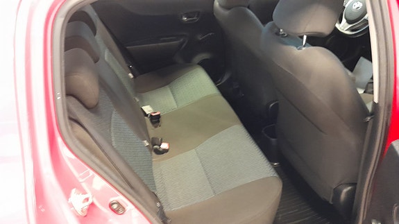 Toyota Yaris 9 of 12