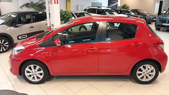 Toyota Yaris 3 of 12