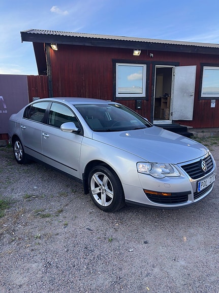 Volkswagen Passat 2 of 16