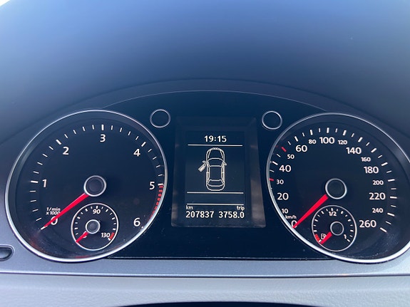 Volkswagen Passat 9 of 16