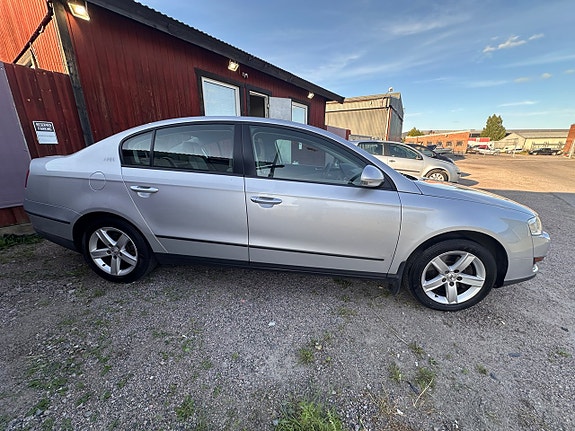 Volkswagen Passat 4 of 16