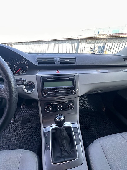 Volkswagen Passat 10 of 16