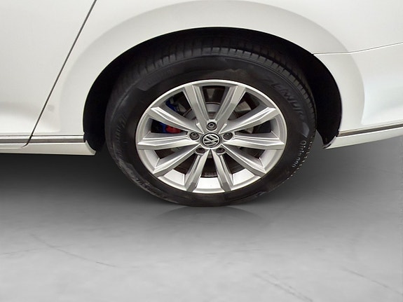 Volkswagen Passat 30 of 30