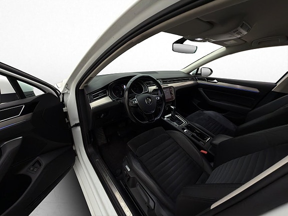Volkswagen Passat 11 of 30