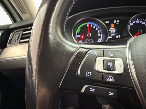 Volkswagen Passat 15 of 30