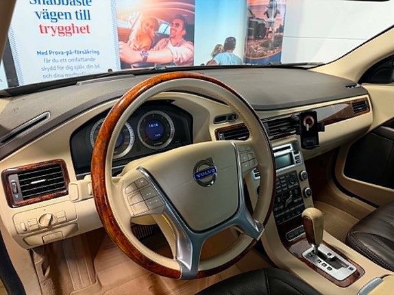 Volvo XC70 16 of 30