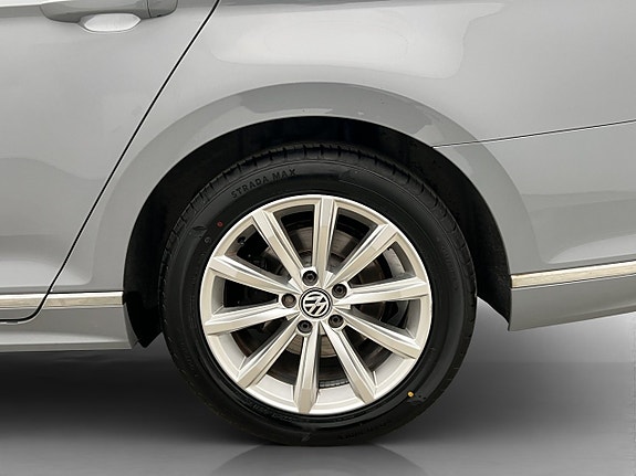 Volkswagen Passat 28 of 30