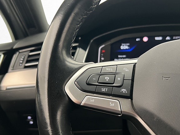 Volkswagen Passat 15 of 30