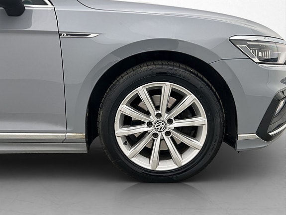 Volkswagen Passat 30 of 30