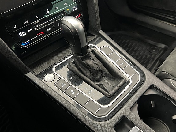 Volkswagen Passat 23 of 30