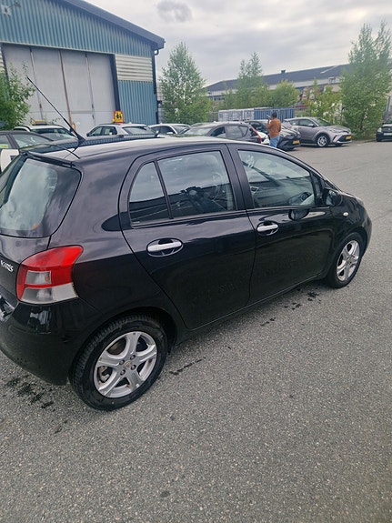 Toyota Yaris 3 of 5