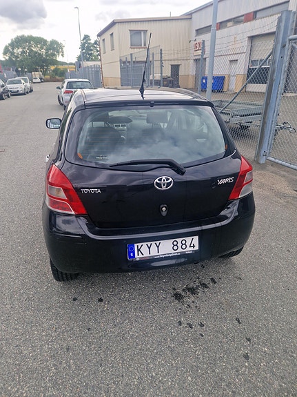 Toyota Yaris 2 of 5