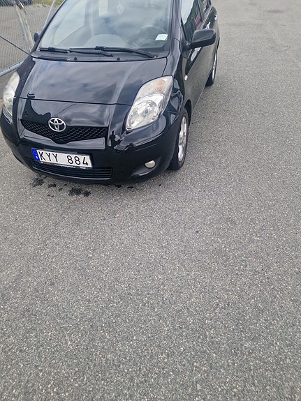 Toyota Yaris 4 of 5