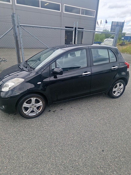 Toyota Yaris 5 of 5