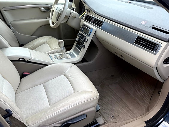 Volvo V70 10 of 13