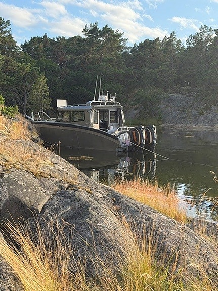 UMS 865 - hyttbåt med två motorer , stängt fördäck 7 of 12