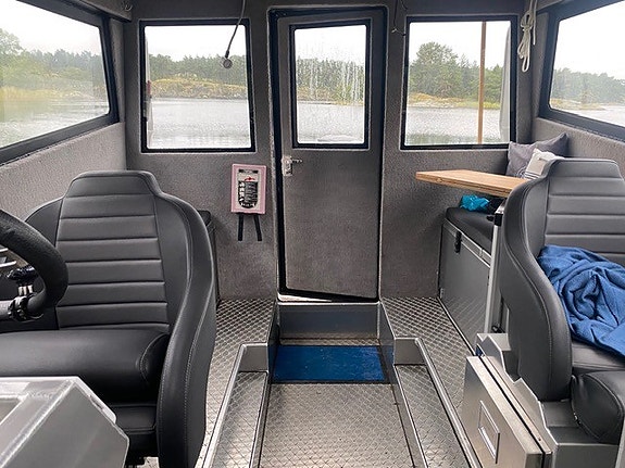 UMS 865 - hyttbåt med två motorer , stängt fördäck 12 of 12