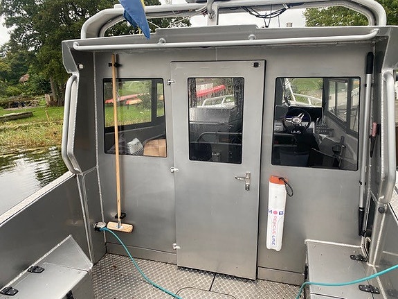 UMS 865 - hyttbåt med två motorer , stängt fördäck 8 of 12