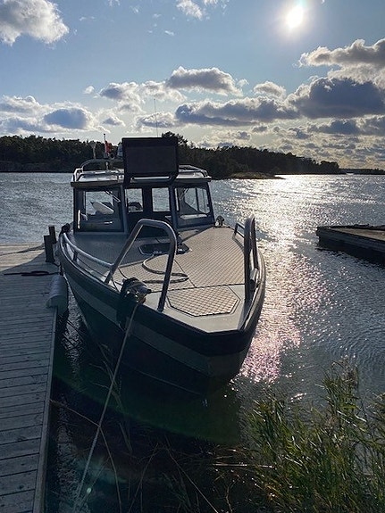 UMS 865 - hyttbåt med två motorer , stängt fördäck 3 of 12