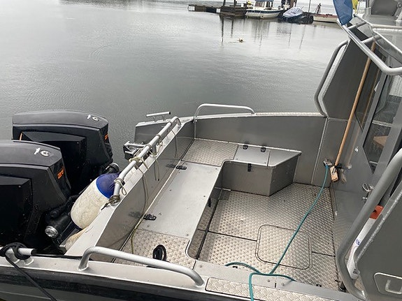 UMS 865 - hyttbåt med två motorer , stängt fördäck 9 of 12