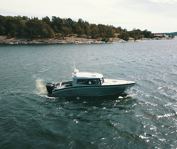 UMS 865 - hyttbåt med två motorer , stängt fördäck 5 of 12