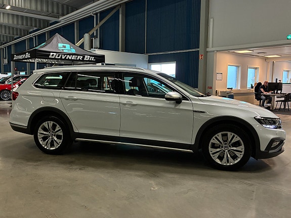Volkswagen Passat Alltrack 2 of 24