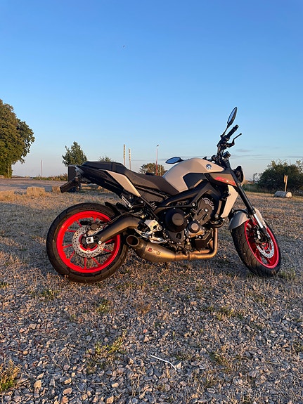 Yamaha MT-09 2 of 6