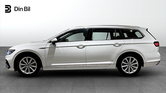 Volkswagen Passat 2 of 24