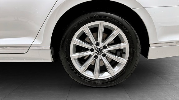 Volkswagen Passat 6 of 24