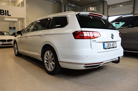 Volkswagen Passat 5 of 30