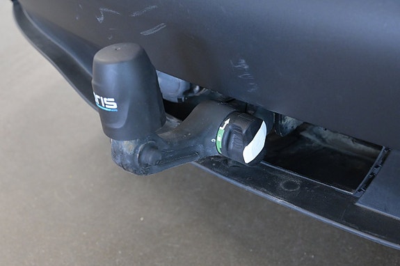Tesla Model Y 25 of 27