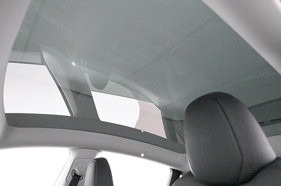 Tesla Model Y 20 of 27