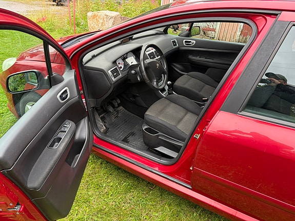 Peugeot 307 2 of 9
