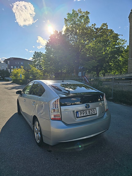 Toyota Prius 5 of 12