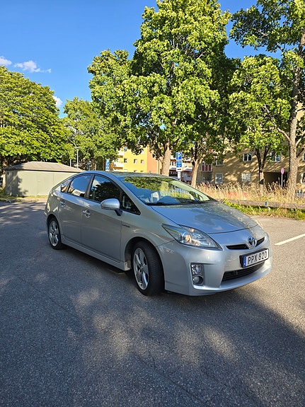 Toyota Prius 3 of 12