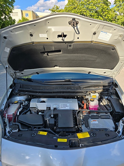 Toyota Prius 6 of 12
