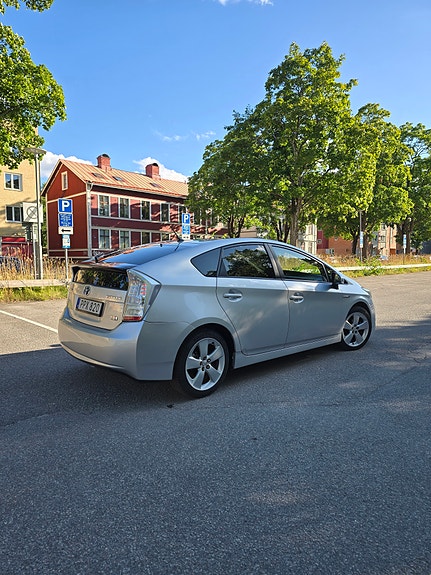 Toyota Prius 4 of 12