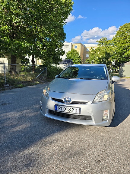 Toyota Prius 2 of 12