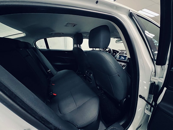 Jaguar XE 21 of 27