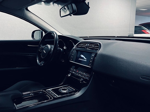 Jaguar XE 13 of 27