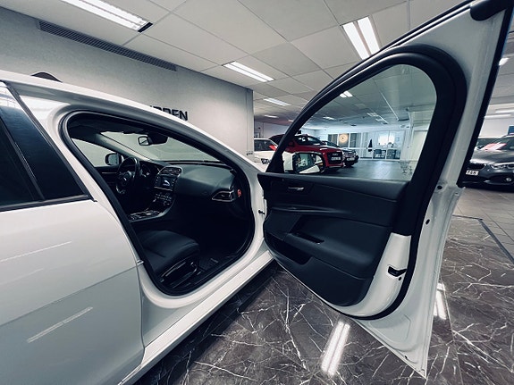 Jaguar XE 7 of 27