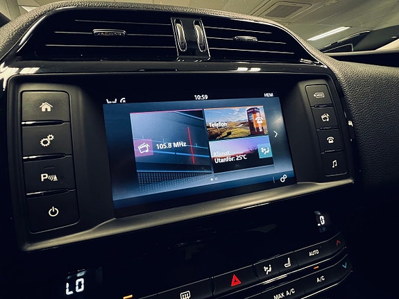 Jaguar XE 23 of 27