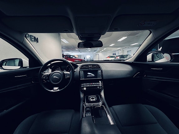 Jaguar XE 8 of 27