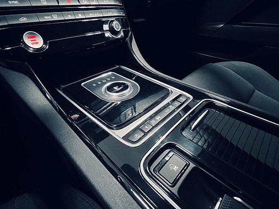 Jaguar XE 14 of 27